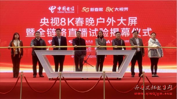 中西部地区首块8K超高清户外大屏亮相春熙路